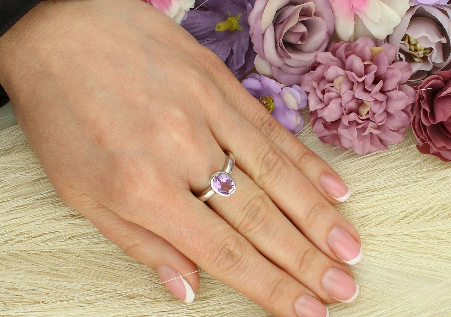 Elegancki pierścionek damski ze srebra próby 925 z naturalnym ametystem. Ozdoba 1,0 cm x 7 mm, szyna 2 mm, waga 3,47 g. Piękny prezent o głębokim znaczeniu.1.jpg