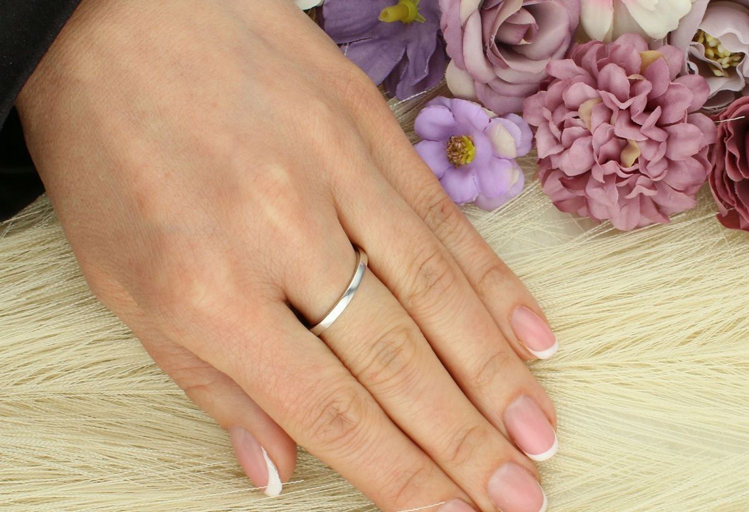 Elegancki pierścionek damski ze srebra próby 925 z naturalnym ametystem. Ozdoba 1,0 cm x 7 mm, szyna 2 mm, waga 3,47 g. Piękny prezent o głębokim znaczeniu.1.jpg