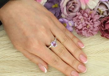 Elegancki pierścionek damski ze srebra próby 925 z naturalnym ametystem. Ozdoba 1,0 cm x 7 mm, szyna 2 mm, waga 3,47 g. Piękny prezent o głębokim znaczeniu.3.jpg