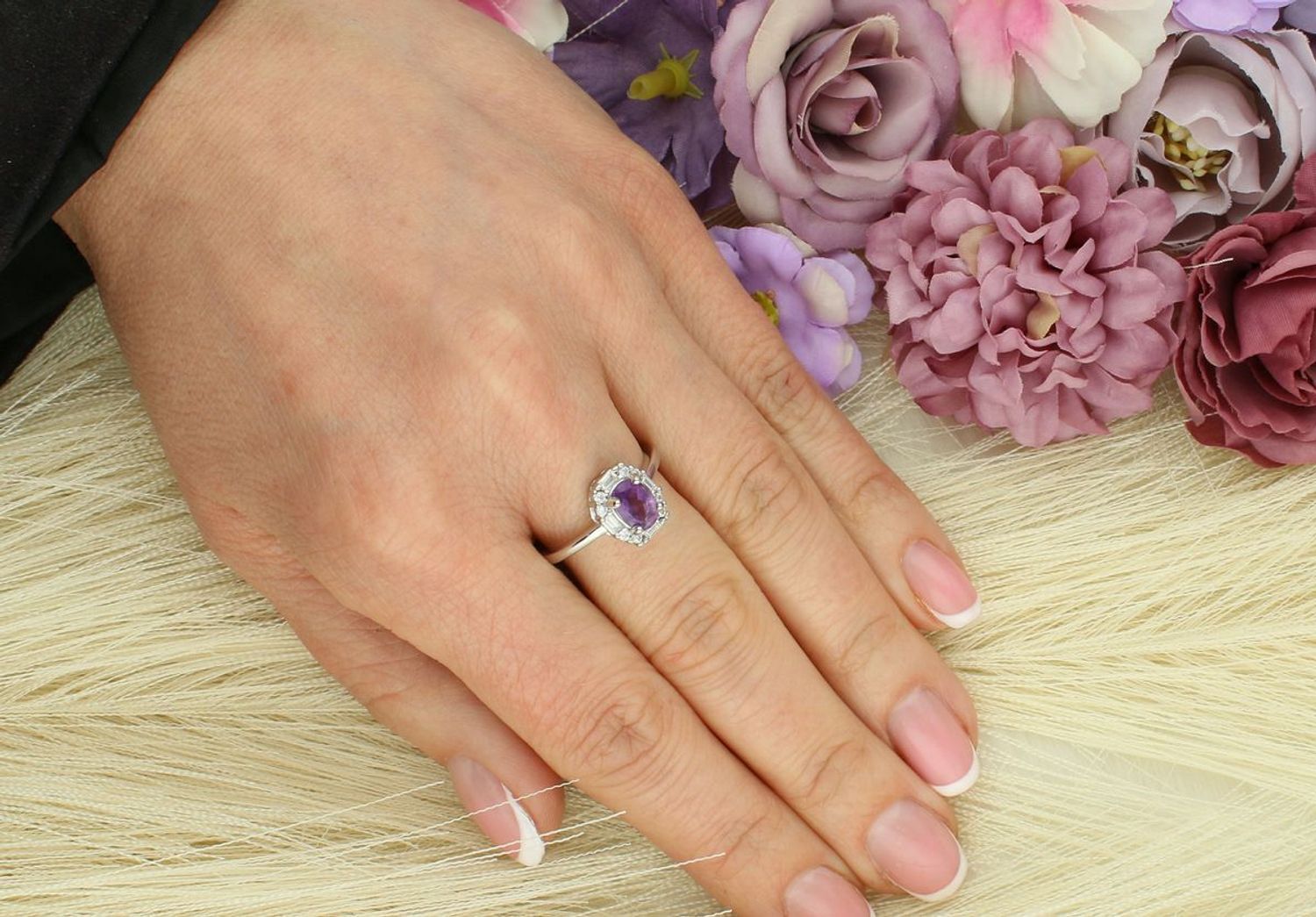Pierścionek damski srebrny próby 925 z owalnym ametystem i cyrkoniami. Wielkość ozdoby 9 mm x 1,0 cm, waga 2,76 g, rozmiar 17. Model DIA-PRS-13085-925 – elegancja i blask.1.jpg
