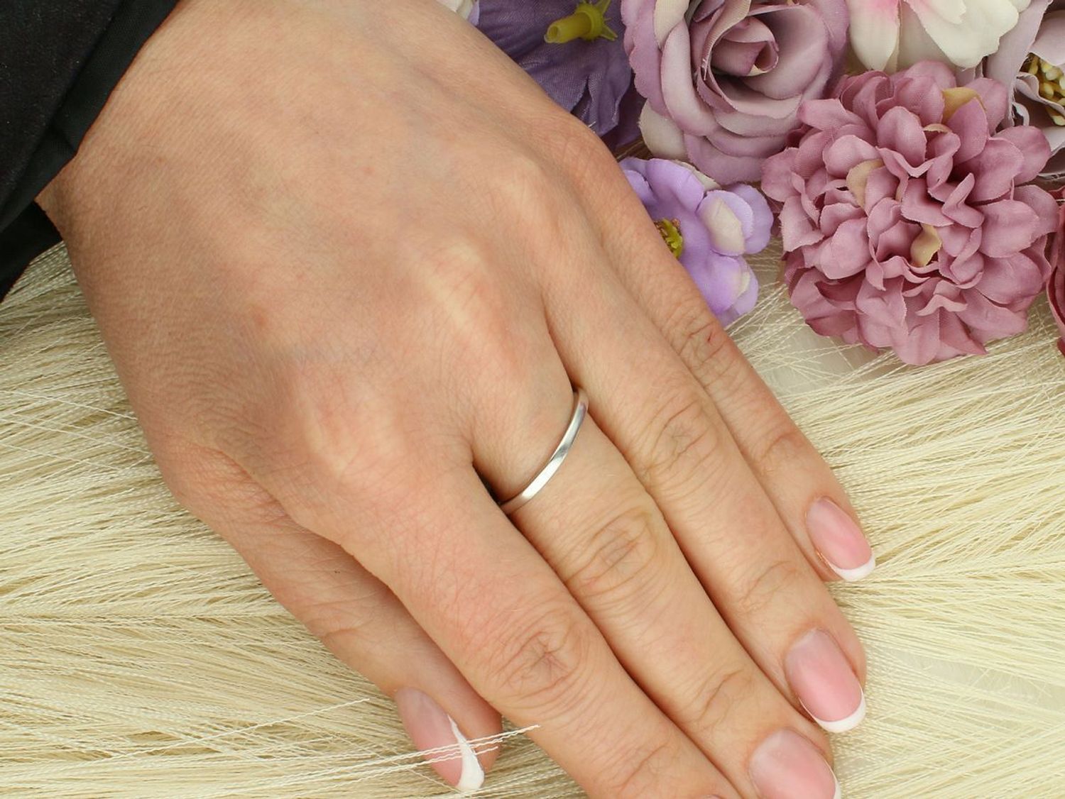 Pierścionek damski srebrny próby 925 z owalnym ametystem i cyrkoniami. Wielkość ozdoby 9 mm x 1,0 cm, waga 2,76 g, rozmiar 17. Model DIA-PRS-13085-925 – elegancja i blask.1.jpg