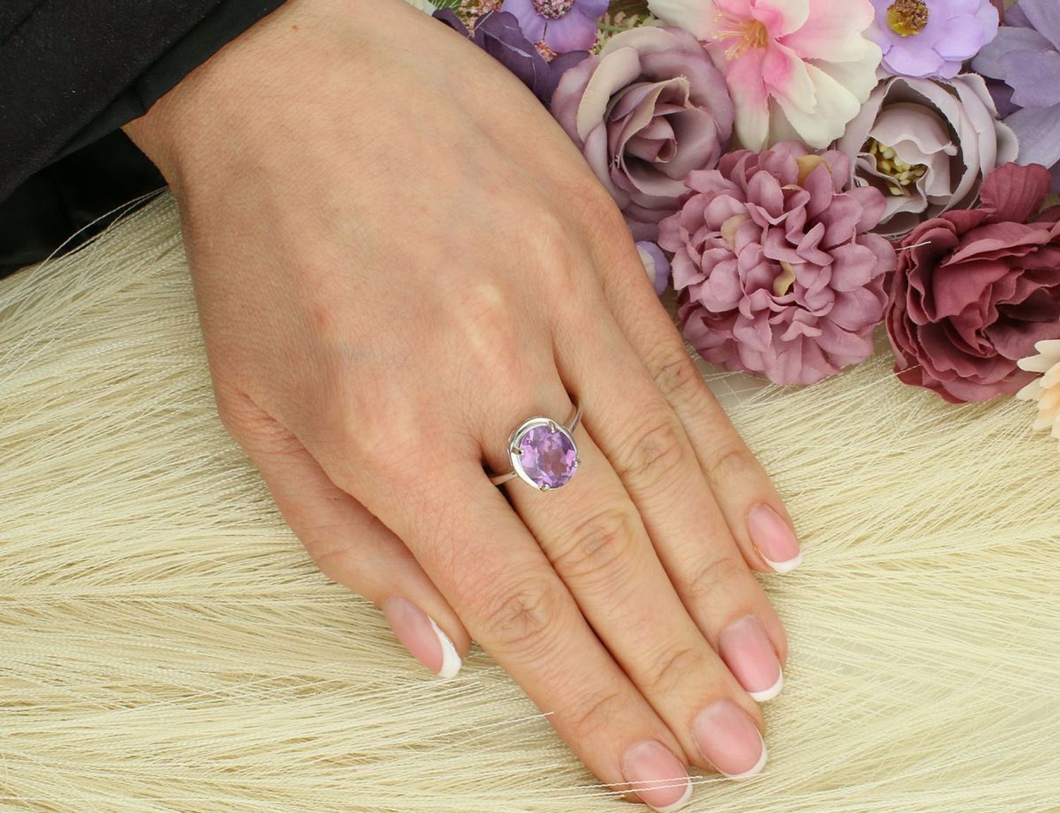 Pierścionek damski srebrny z owalnym ametystem. Waga 3,25 g, rozmiar kamienia 1,3 x 1,1 cm, szyna 2 mm. Model DIA-PRS-13086-925. Klasyczna elegancja i moc fioletu.1.jpg