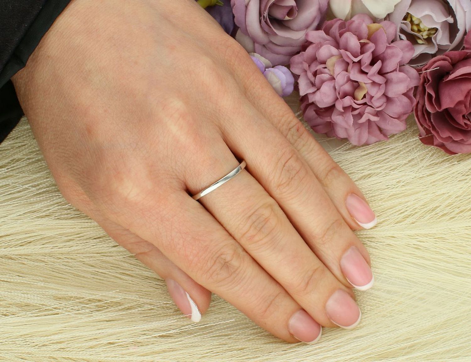 Pierścionek damski srebrny z owalnym ametystem. Waga 3,25 g, rozmiar kamienia 1,3 x 1,1 cm, szyna 2 mm. Model DIA-PRS-13086-925. Klasyczna elegancja i moc fioletu.1.jpg