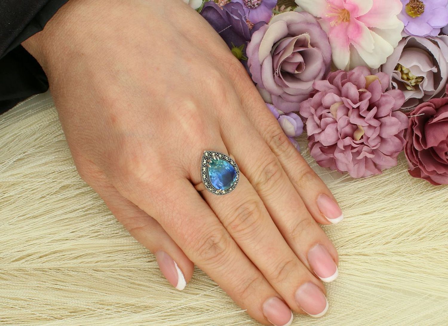 Pierścionek srebrny próby 925 z cyrkonią niebiesko-zieloną i markazytami. Model DIA-PRS-13186-925, rozmiar 14, waga 3,89 g, ozdobna łezka 1,5 x 2,0 cm. Elegancja i wyjątkowy styl.1.jpg