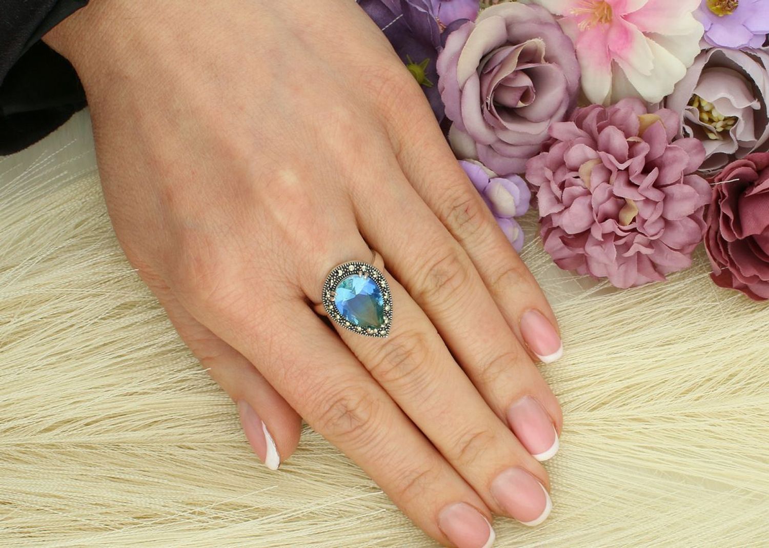 Pierścionek srebrny próby 925 z cyrkonią niebiesko-zieloną i markazytami. Model DIA-PRS-13186-925, rozmiar 14, waga 3,89 g, ozdobna łezka 1,5 x 2,0 cm. Elegancja i wyjątkowy styl.1.jpg