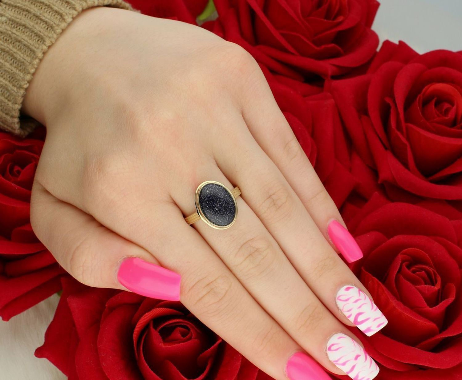 Złoty pierścionek damski DIA-PRS-13283-585 z kamieniem Noc Kairu. Próba 585, waga 3,32 g, rozmiar 18. Owalny kamień 1,6x1,3 cm. Wyjątkowa biżuteria o kosmicznym blasku!1.jpg