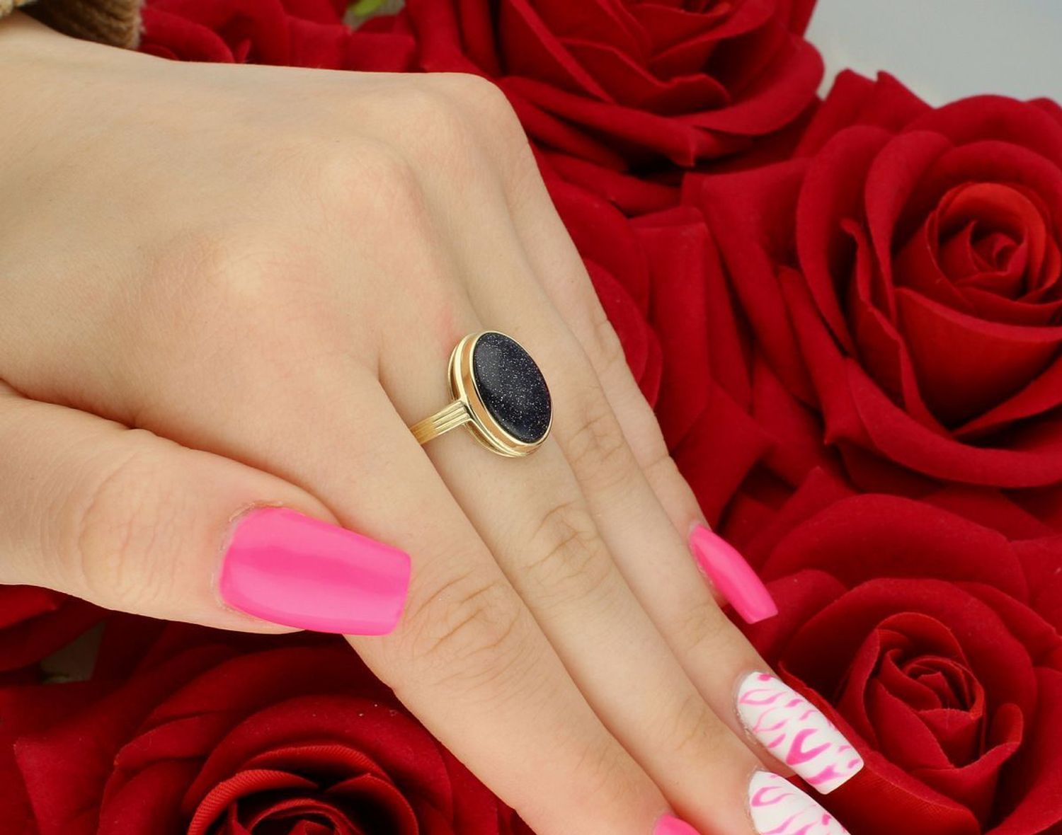 Złoty pierścionek damski DIA-PRS-13283-585 z kamieniem Noc Kairu. Próba 585, waga 3,32 g, rozmiar 18. Owalny kamień 1,6x1,3 cm. Wyjątkowa biżuteria o kosmicznym blasku!1.jpg