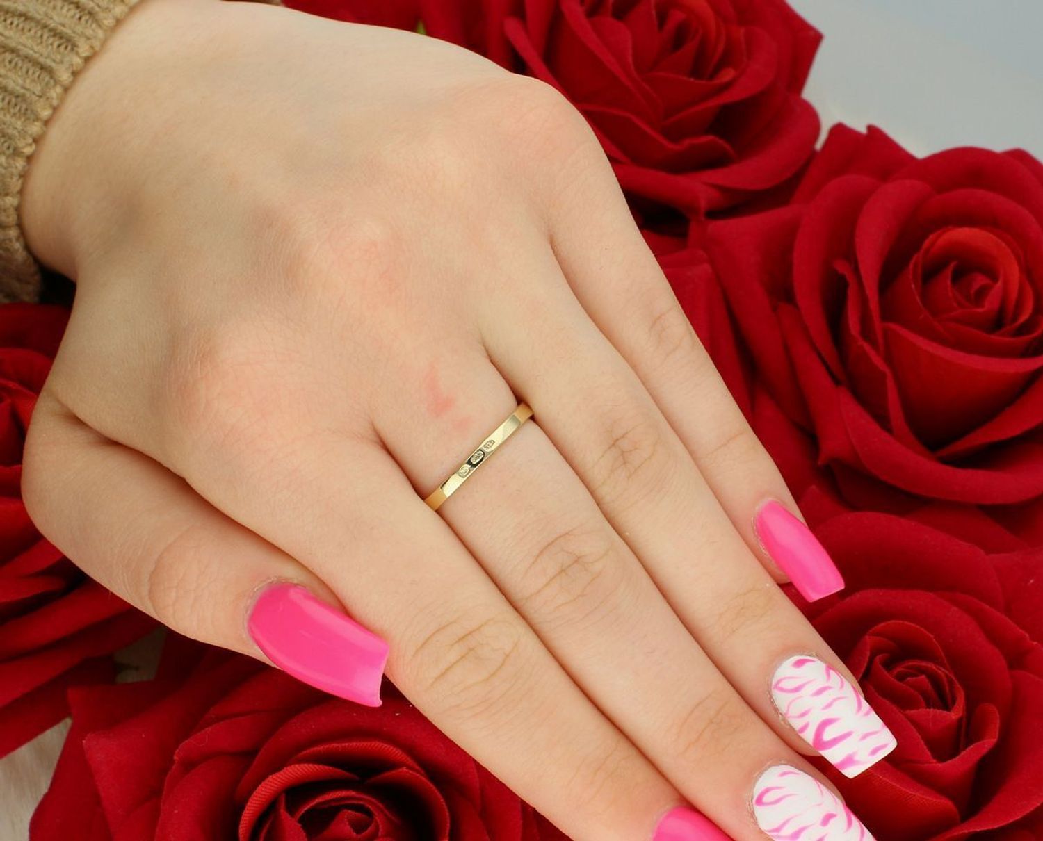 Złoty pierścionek damski DIA-PRS-13283-585 z kamieniem Noc Kairu. Próba 585, waga 3,32 g, rozmiar 18. Owalny kamień 1,6x1,3 cm. Wyjątkowa biżuteria o kosmicznym blasku!1.jpg