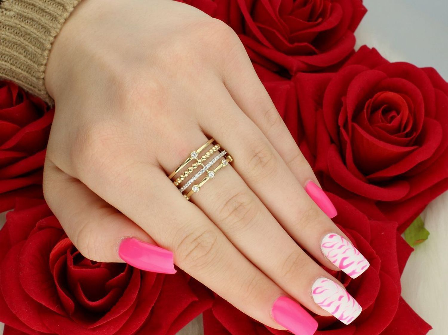 Złoty pierścionek damski DIA-PRS-13284-585, próba 585, zdobiony białymi cyrkoniami. Rozmiar 22, szerokość 1,0 cm, waga 4,18 g. Elegancja i blask na każdą okazję.1.jpg