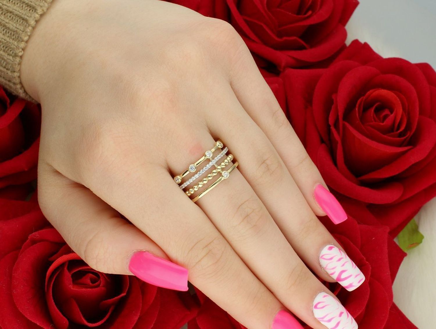 Złoty pierścionek damski DIA-PRS-13284-585, próba 585, zdobiony białymi cyrkoniami. Rozmiar 22, szerokość 1,0 cm, waga 4,18 g. Elegancja i blask na każdą okazję.1.jpg