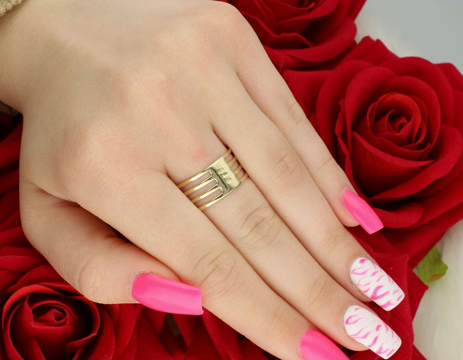 Złoty pierścionek damski DIA-PRS-13284-585, próba 585, zdobiony białymi cyrkoniami. Rozmiar 22, szerokość 1,0 cm, waga 4,18 g. Elegancja i blask na każdą okazję.1.jpg