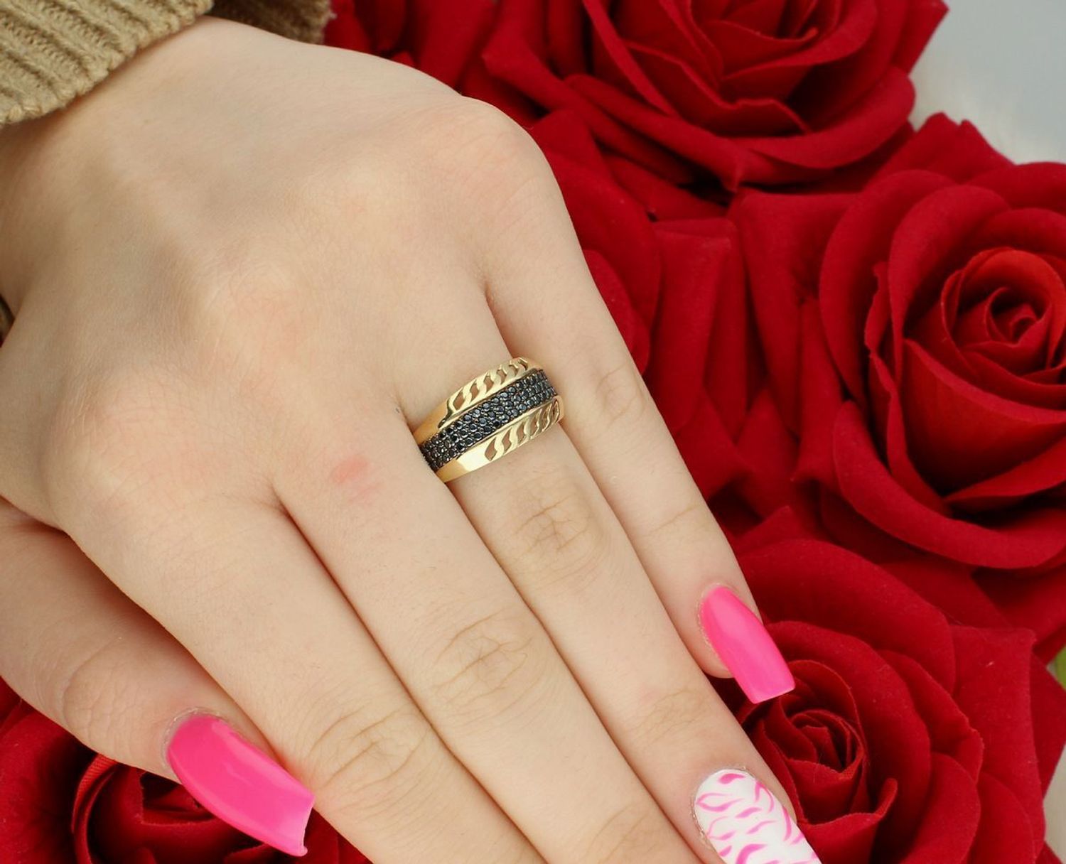 Złoty pierścionek damski DIA-PRS-13285-585 z czarnymi cyrkoniami. Próba 585, waga 3,39 g, szerokość góry 1 cm, rozmiar 14. Wyjątkowa biżuteria z charakterem!1.jpg