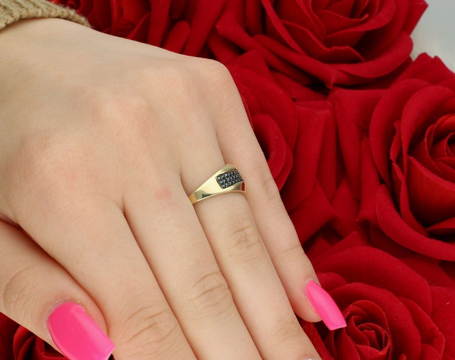 Złoty pierścionek damski DIA-PRS-13285-585 z czarnymi cyrkoniami. Próba 585, waga 3,39 g, szerokość góry 1 cm, rozmiar 14. Wyjątkowa biżuteria z charakterem!1.jpg