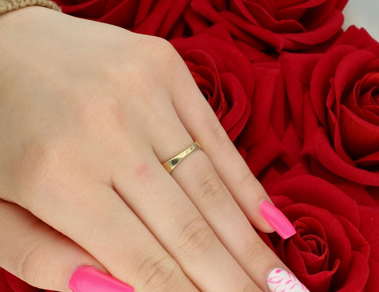 Złoty pierścionek damski DIA-PRS-13285-585 z czarnymi cyrkoniami. Próba 585, waga 3,39 g, szerokość góry 1 cm, rozmiar 14. Wyjątkowa biżuteria z charakterem!1.jpg