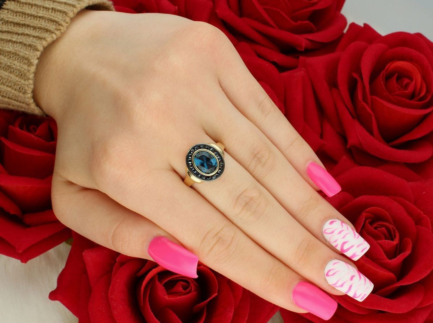 Złoty pierścionek DIA-PRS-13286-585 z dużą niebieską cyrkonią i czarnymi kamieniami. Próba 585, waga 3,74 g, rozmiar 16, szerokość szyny 2 mm. Elegancja i odwaga w jednym.1.jpg