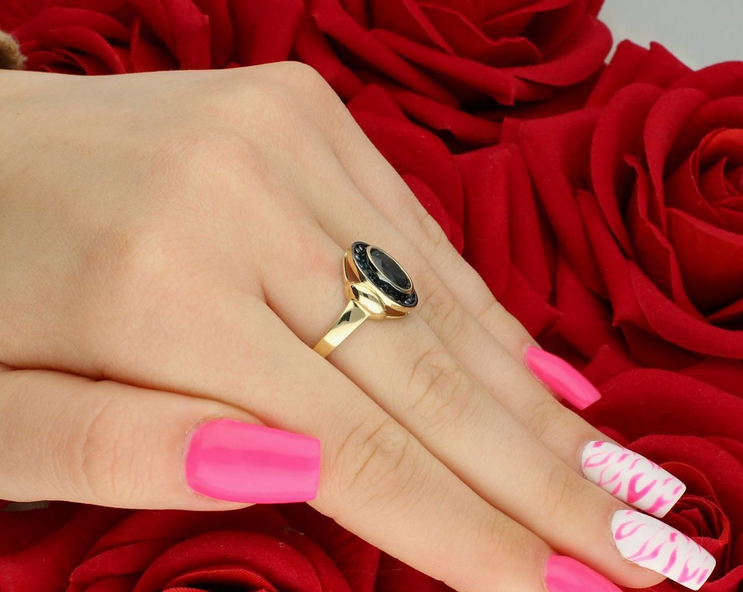 Złoty pierścionek DIA-PRS-13286-585 z dużą niebieską cyrkonią i czarnymi kamieniami. Próba 585, waga 3,74 g, rozmiar 16, szerokość szyny 2 mm. Elegancja i odwaga w jednym.1.jpg