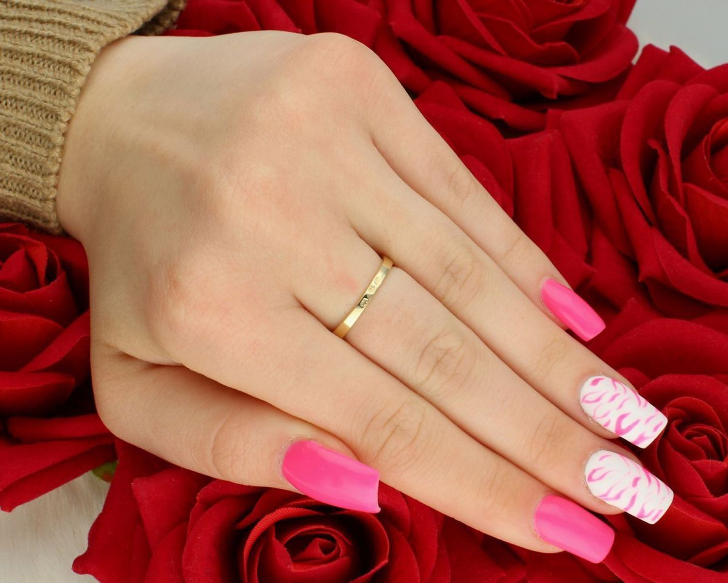 Złoty pierścionek DIA-PRS-13286-585 z dużą niebieską cyrkonią i czarnymi kamieniami. Próba 585, waga 3,74 g, rozmiar 16, szerokość szyny 2 mm. Elegancja i odwaga w jednym.1.jpg