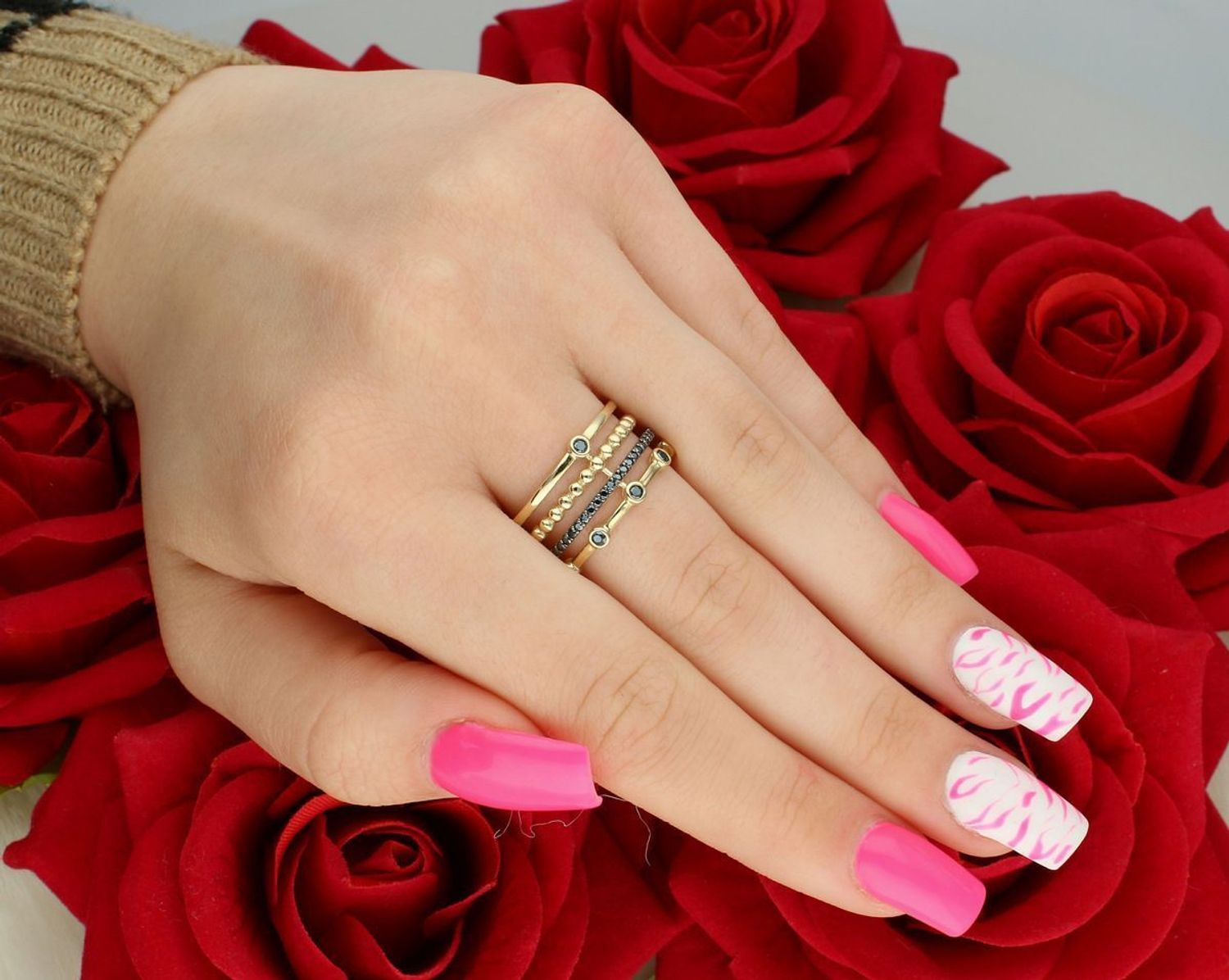 Złoty pierścionek DIA-PRS-13287-585 z czarnymi cyrkoniami. Próba 585, szerokość 1,0 cm, waga 3,87 g, rozmiar 21. Stylowa biżuteria z charakterem!1.jpg