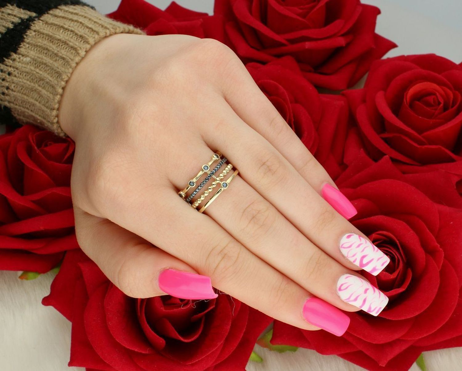 Złoty pierścionek DIA-PRS-13287-585 z czarnymi cyrkoniami. Próba 585, szerokość 1,0 cm, waga 3,87 g, rozmiar 21. Stylowa biżuteria z charakterem!1.jpg