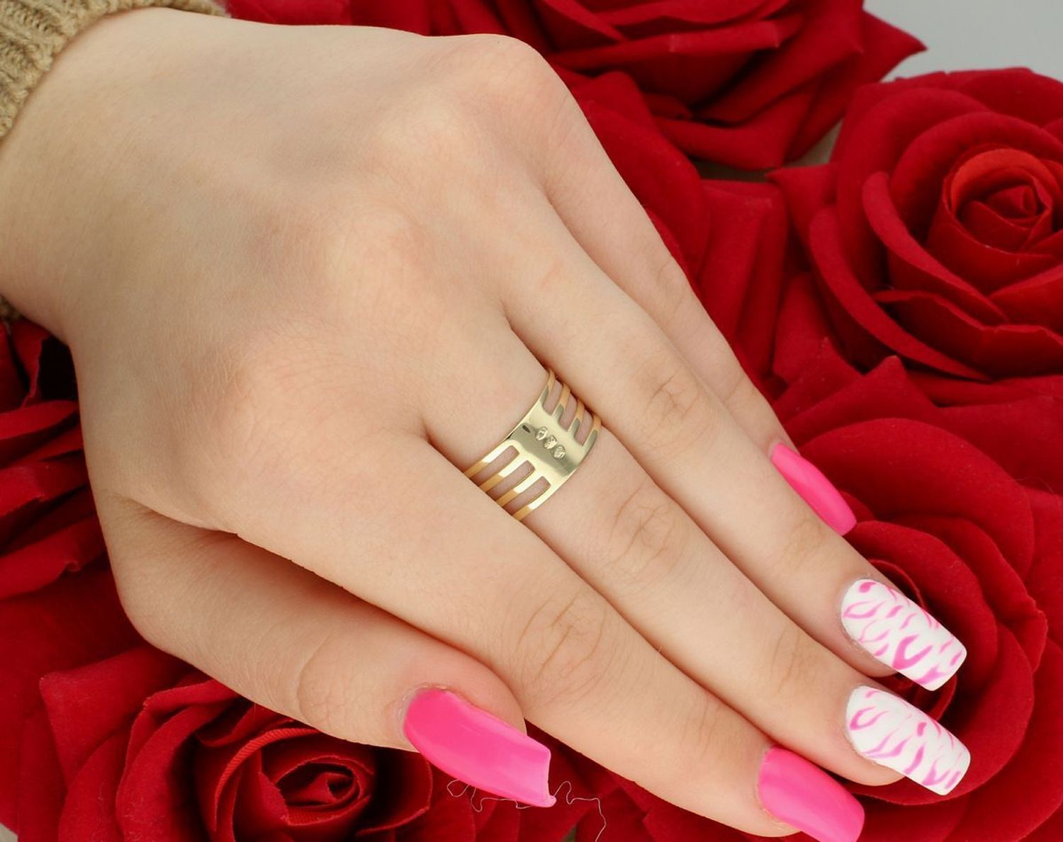 Złoty pierścionek DIA-PRS-13287-585 z czarnymi cyrkoniami. Próba 585, szerokość 1,0 cm, waga 3,87 g, rozmiar 21. Stylowa biżuteria z charakterem!1.jpg