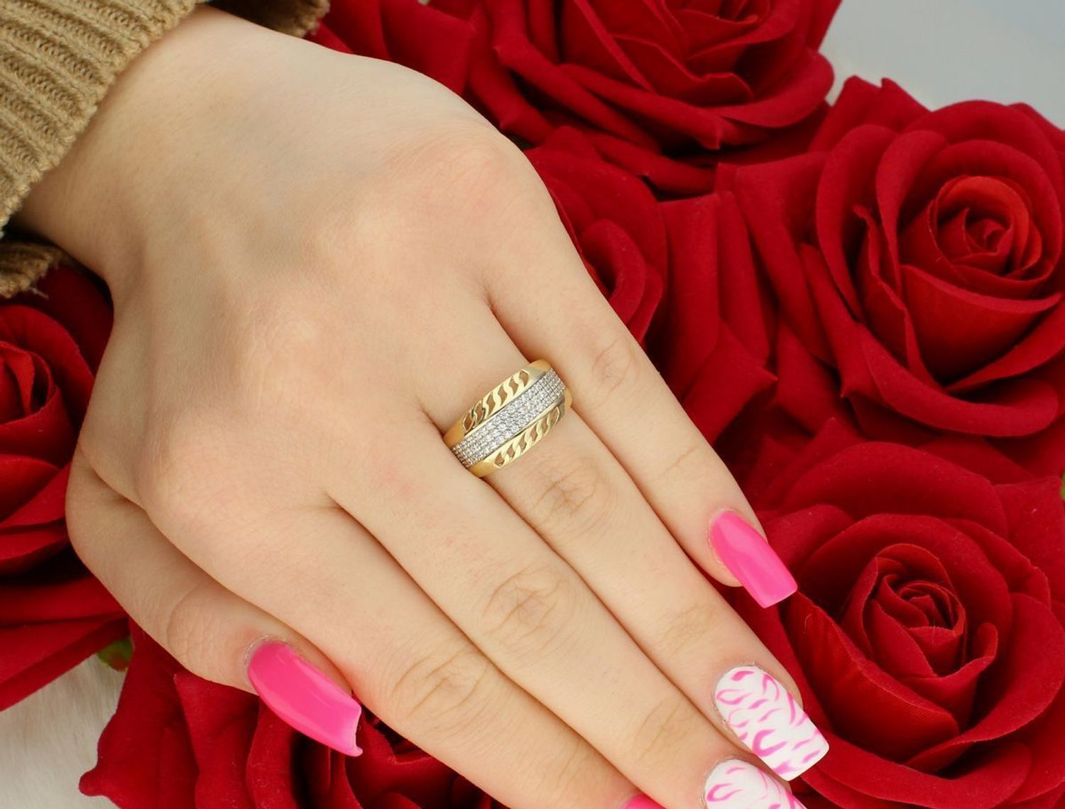 Złoty pierścionek damski DIA-PRS-13288-585. Próba 585, rozmiar 14, szerokość 1,0 cm, szyna 2 mm, waga 3,45 g. Klasyczny styl i elegancja w solidnej formie.1.jpg