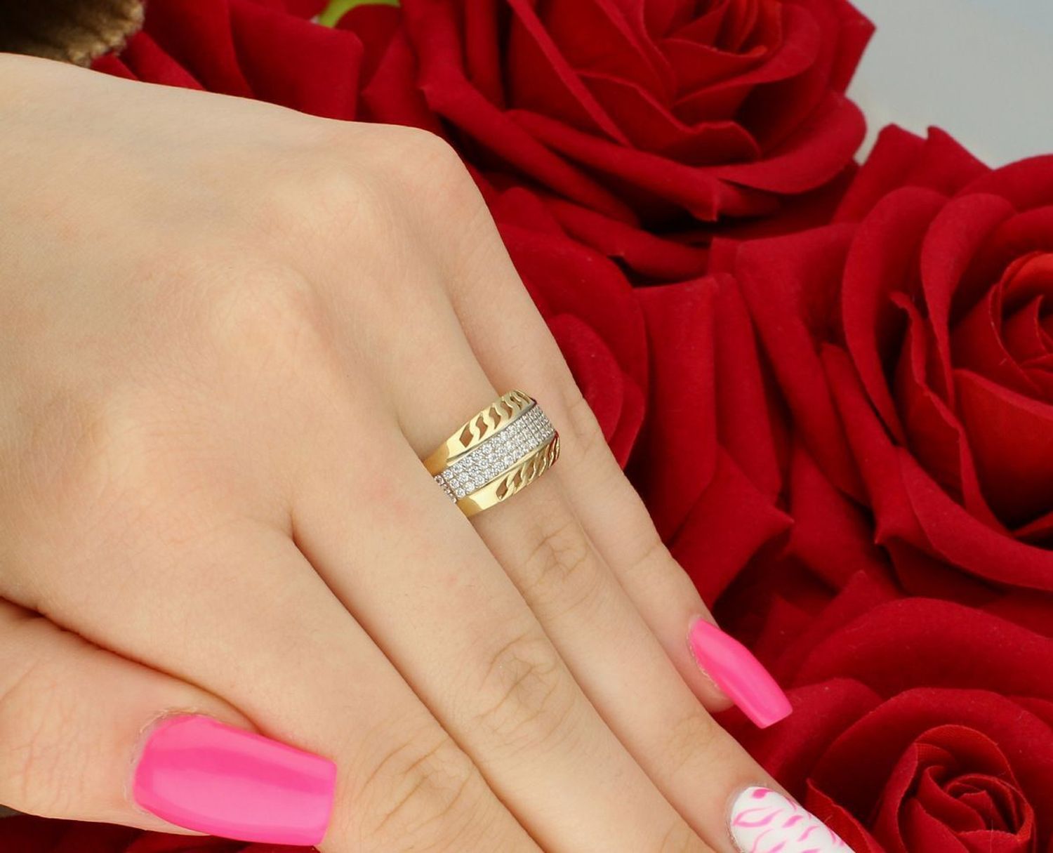 Złoty pierścionek damski DIA-PRS-13288-585. Próba 585, rozmiar 14, szerokość 1,0 cm, szyna 2 mm, waga 3,45 g. Klasyczny styl i elegancja w solidnej formie.1.jpg