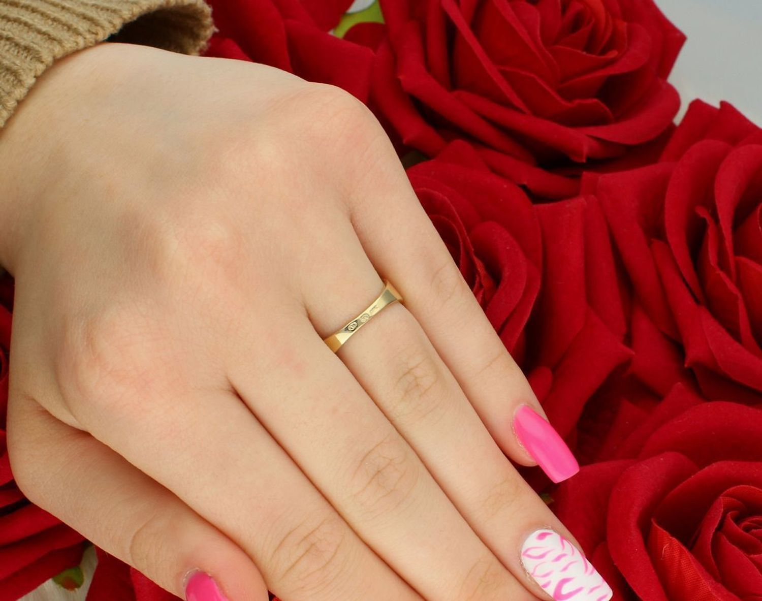 Złoty pierścionek damski DIA-PRS-13288-585. Próba 585, rozmiar 14, szerokość 1,0 cm, szyna 2 mm, waga 3,45 g. Klasyczny styl i elegancja w solidnej formie.1.jpg