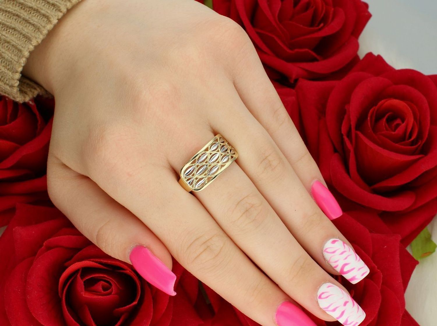 Złoty pierścionek damski DIA-PRS-13289-585 z dodatkiem białego złota i zdobionym wzorem. Próba 585, waga 4,00 g, szerokość 1,0 cm. Styl i elegancja na każdą okazję.1.jpg