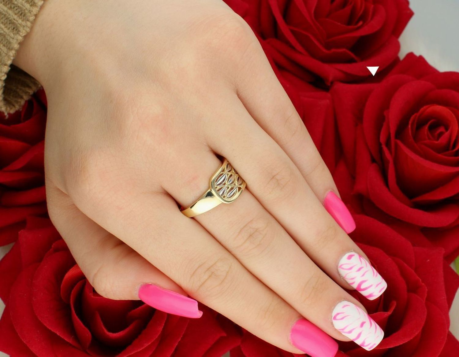 Złoty pierścionek damski DIA-PRS-13289-585 z dodatkiem białego złota i zdobionym wzorem. Próba 585, waga 4,00 g, szerokość 1,0 cm. Styl i elegancja na każdą okazję.1.jpg