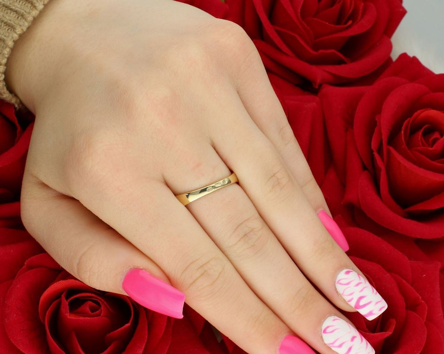 Złoty pierścionek damski DIA-PRS-13289-585 z dodatkiem białego złota i zdobionym wzorem. Próba 585, waga 4,00 g, szerokość 1,0 cm. Styl i elegancja na każdą okazję.1.jpg