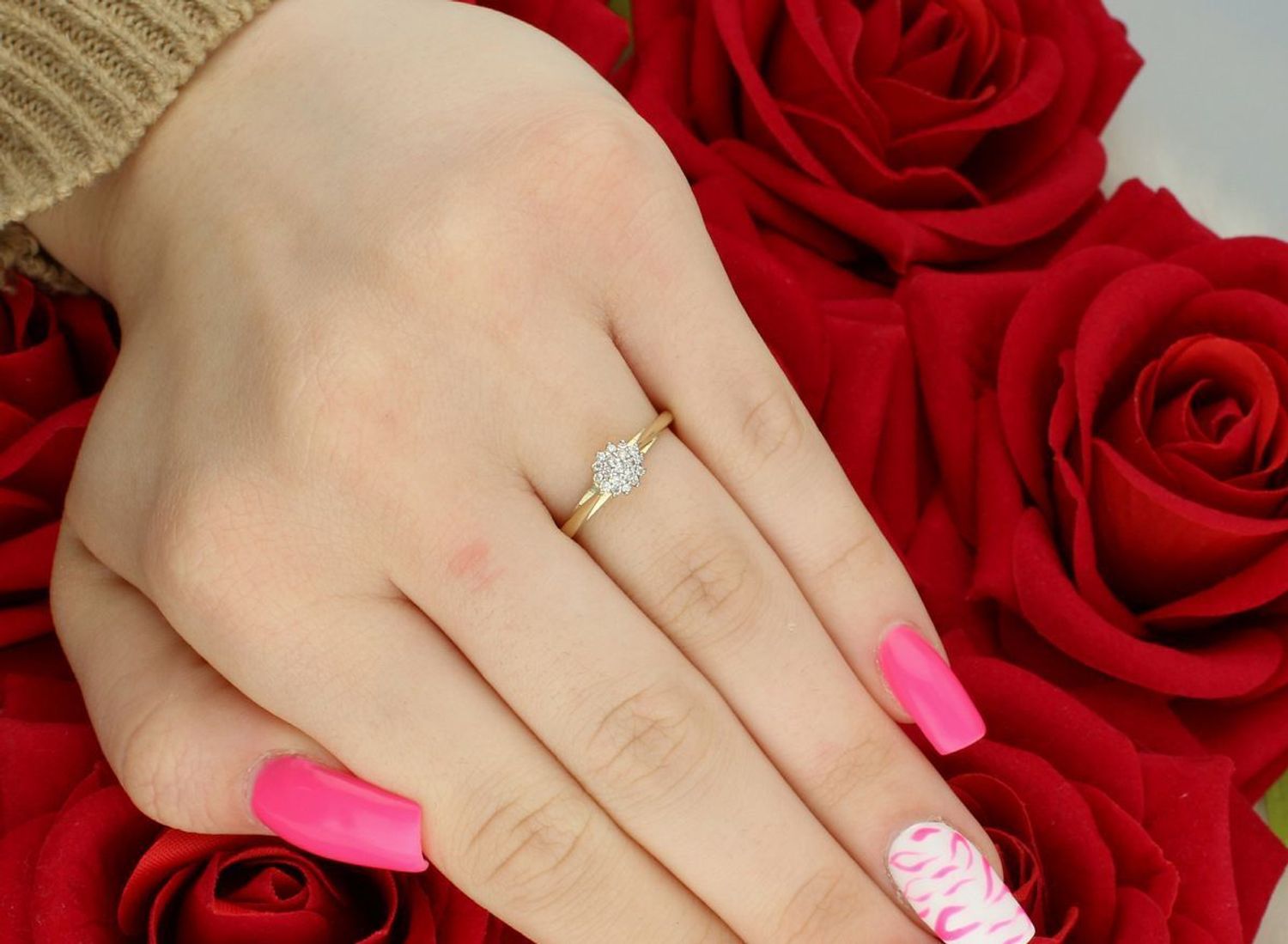 Złoty pierścionek damski DIA-PRS-13290-585 z koszyczkiem wysadzanym białymi cyrkoniami. Próba 585, waga 1,63 g, element ozdobny 6x5 mm, szyna 1 mm. Delikatna i elegancka biżuteria.1.jpg