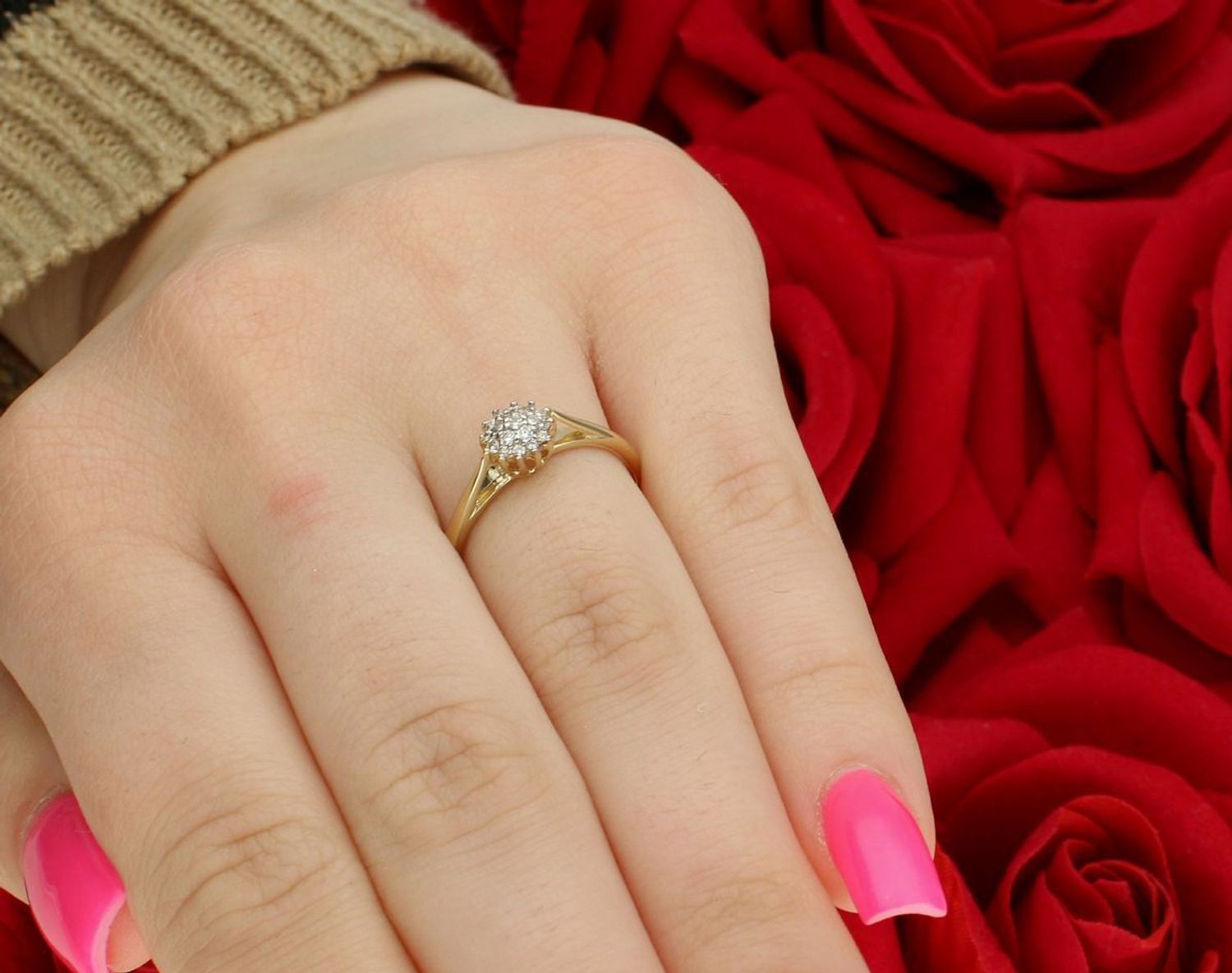 Złoty pierścionek damski DIA-PRS-13290-585 z koszyczkiem wysadzanym białymi cyrkoniami. Próba 585, waga 1,63 g, element ozdobny 6x5 mm, szyna 1 mm. Delikatna i elegancka biżuteria.1.jpg