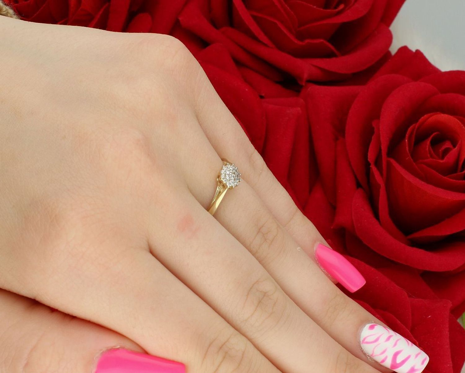 Złoty pierścionek damski DIA-PRS-13290-585 z koszyczkiem wysadzanym białymi cyrkoniami. Próba 585, waga 1,63 g, element ozdobny 6x5 mm, szyna 1 mm. Delikatna i elegancka biżuteria.1.jpg