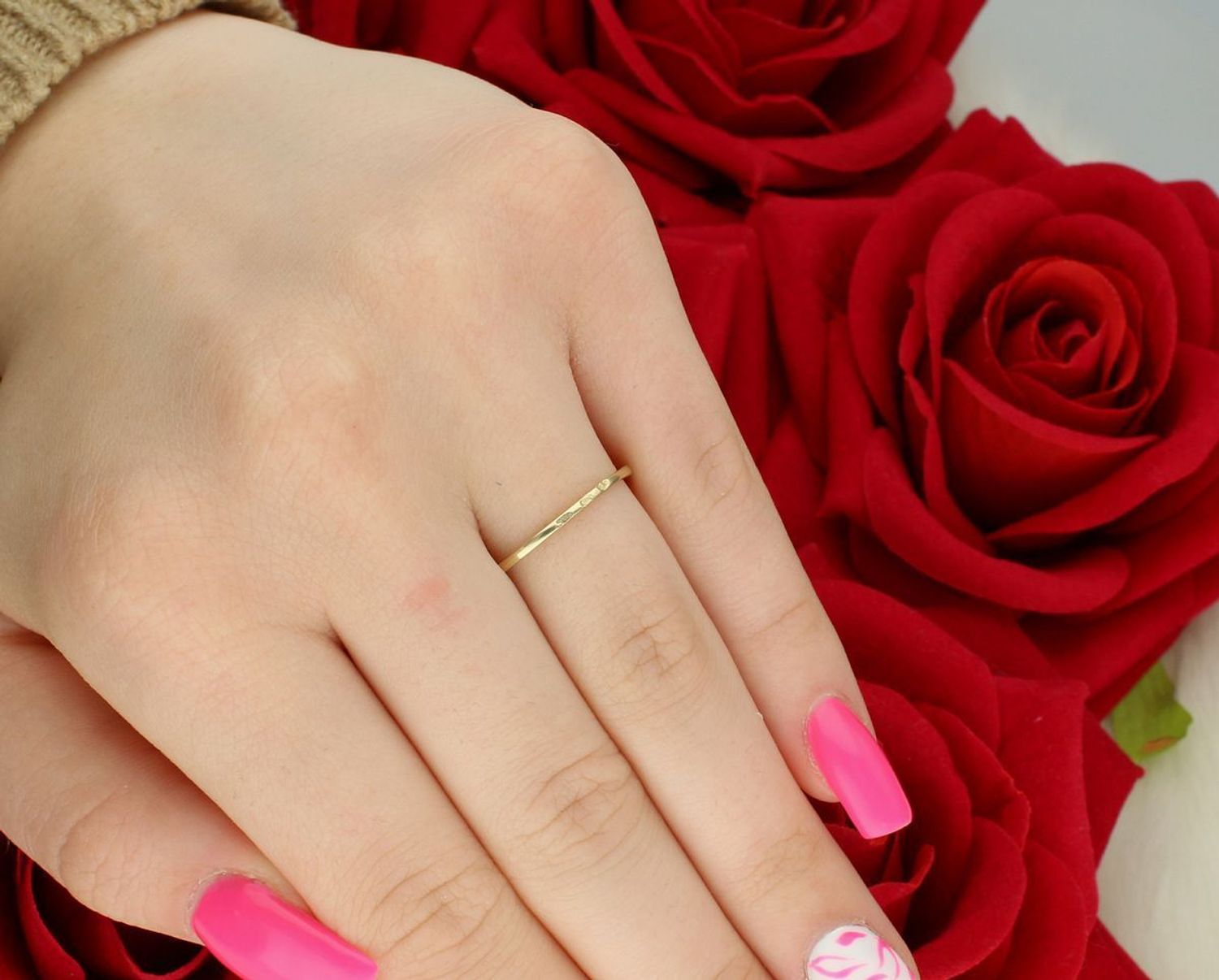 Złoty pierścionek damski DIA-PRS-13290-585 z koszyczkiem wysadzanym białymi cyrkoniami. Próba 585, waga 1,63 g, element ozdobny 6x5 mm, szyna 1 mm. Delikatna i elegancka biżuteria.1.jpg