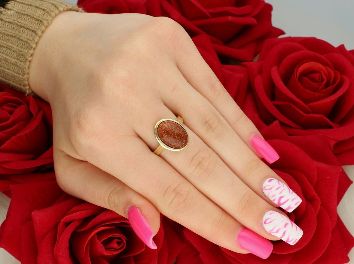 Złoty pierścionek damski DIA-PRS-13291-585 z kamieniem Piasek Pustyni. Próba 585, waga 3,88 g, kamień 1,2x1,7 cm. Naturalne piękno w luksusowej oprawie!1.jpg