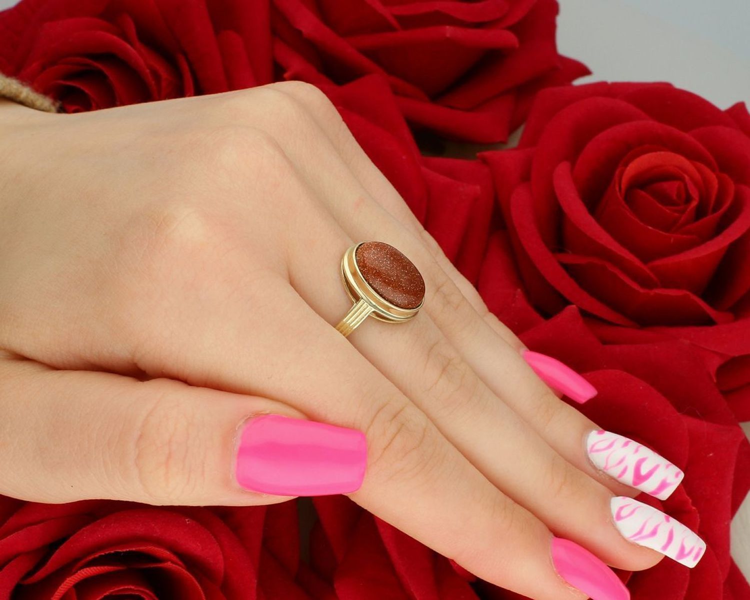 Złoty pierścionek damski DIA-PRS-13291-585 z kamieniem Piasek Pustyni. Próba 585, waga 3,88 g, kamień 1,2x1,7 cm. Naturalne piękno w luksusowej oprawie!1.jpg