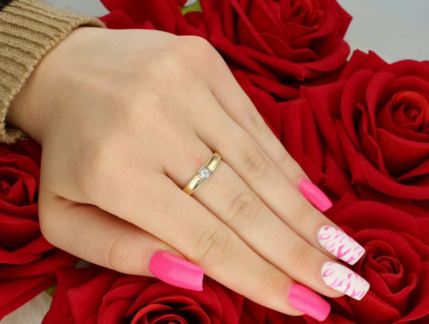 Złoty pierścionek damski DIA-PRS-13292-585 z jedną cyrkonią. Próba 585, waga 2,16 g, szerokość górnej części 4 mm, szyna 2 mm. Klasyczna i elegancka biżuteria na każdą okazję.1.jpg