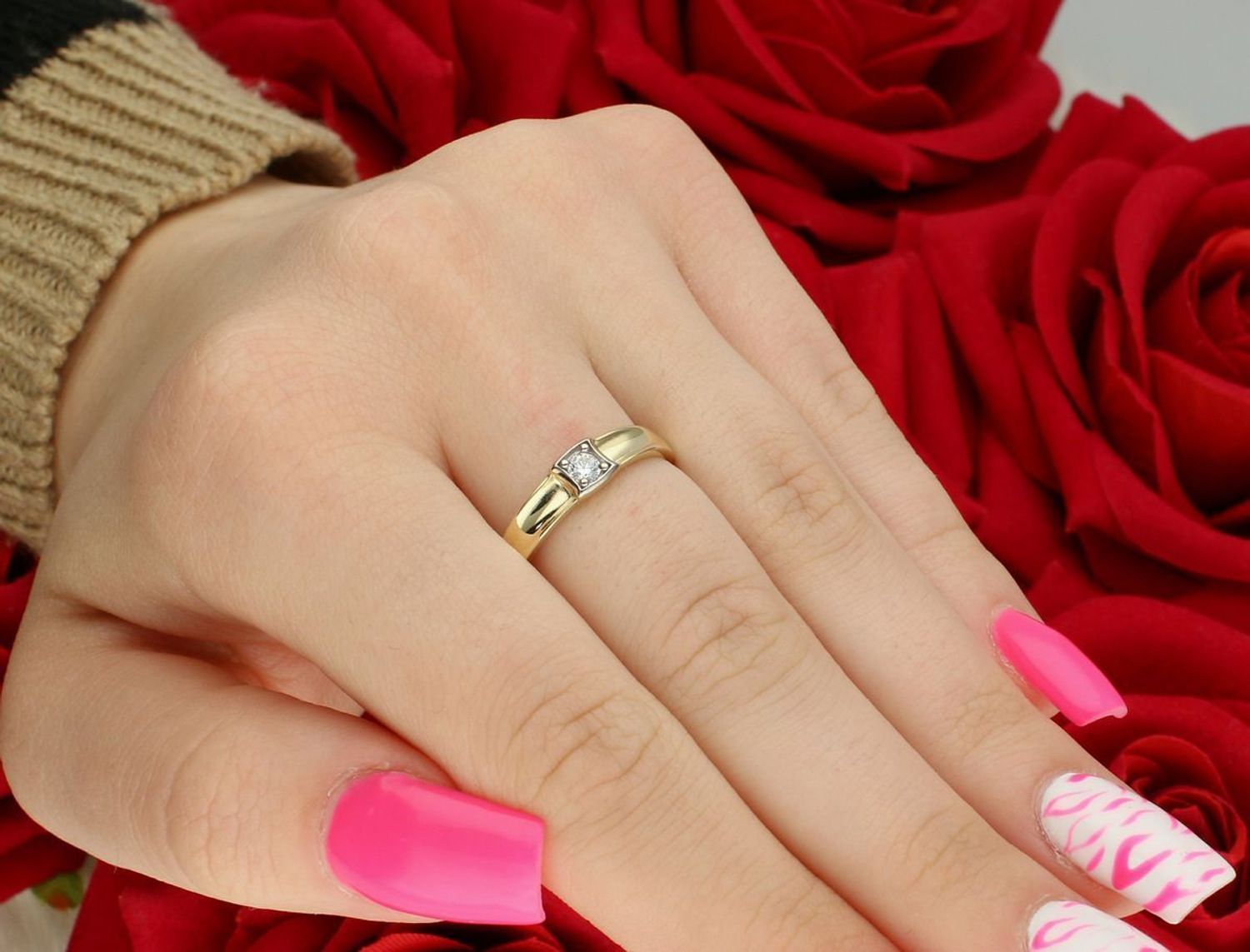 Złoty pierścionek damski DIA-PRS-13292-585 z jedną cyrkonią. Próba 585, waga 2,16 g, szerokość górnej części 4 mm, szyna 2 mm. Klasyczna i elegancka biżuteria na każdą okazję.1.jpg