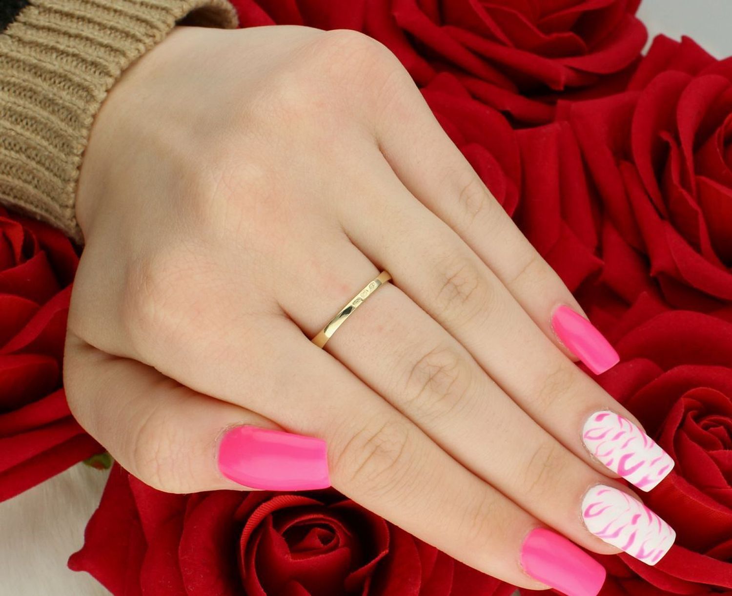 Złoty pierścionek damski DIA-PRS-13292-585 z jedną cyrkonią. Próba 585, waga 2,16 g, szerokość górnej części 4 mm, szyna 2 mm. Klasyczna i elegancka biżuteria na każdą okazję.1.jpg