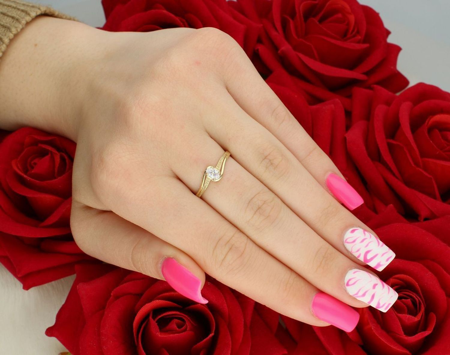 Złoty pierścionek damski DIA-PRS-13293-585 z owalną cyrkonią 5x4 mm. Próba 585, waga 1,27 g, szerokość szyny 2 mm. Subtelna elegancja na co dzień i na specjalne okazje.1.jpg