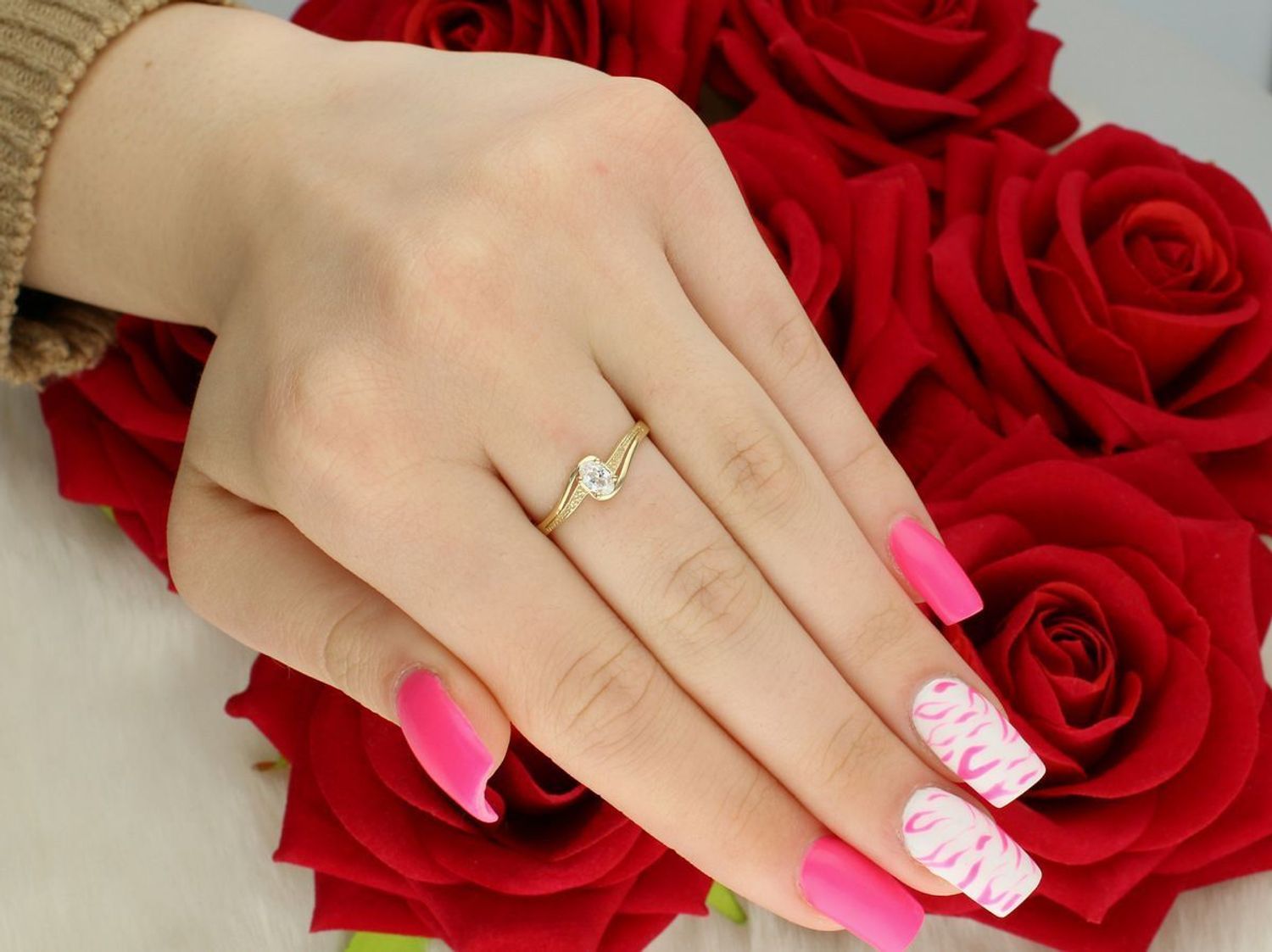 Złoty pierścionek damski DIA-PRS-13293-585 z owalną cyrkonią 5x4 mm. Próba 585, waga 1,27 g, szerokość szyny 2 mm. Subtelna elegancja na co dzień i na specjalne okazje.1.jpg