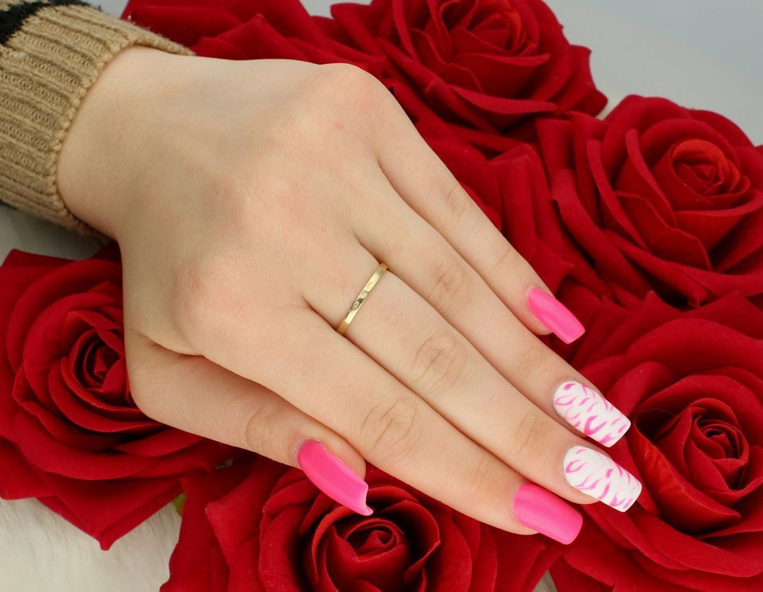 Złoty pierścionek damski DIA-PRS-13293-585 z owalną cyrkonią 5x4 mm. Próba 585, waga 1,27 g, szerokość szyny 2 mm. Subtelna elegancja na co dzień i na specjalne okazje.1.jpg