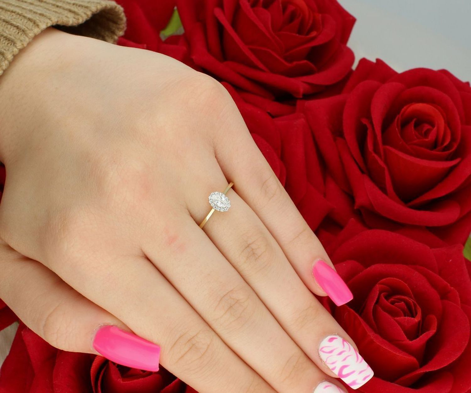 Złoty pierścionek damski DIA-PRS-13294-585 z owalną cyrkonią 7x5 mm. Próba 585, waga około 1,50 g, szerokość szyny 2 mm. Subtelna elegancja na każdą okazję.1.jpg