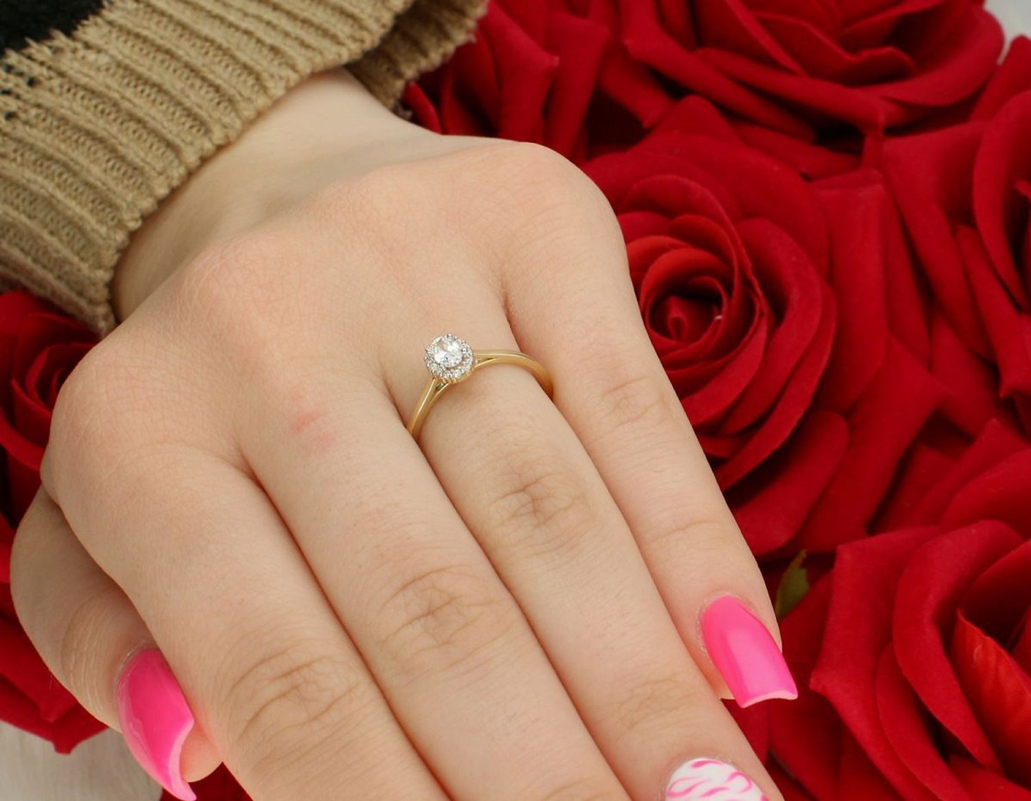 Złoty pierścionek damski DIA-PRS-13294-585 z owalną cyrkonią 7x5 mm. Próba 585, waga około 1,50 g, szerokość szyny 2 mm. Subtelna elegancja na każdą okazję.1.jpg