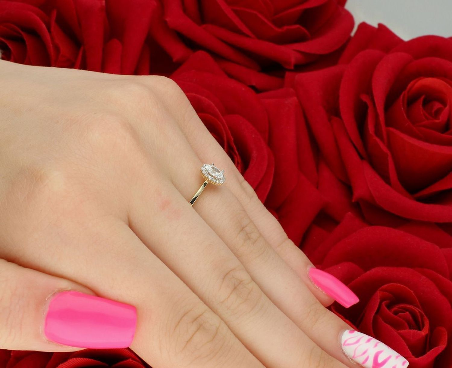 Złoty pierścionek damski DIA-PRS-13294-585 z owalną cyrkonią 7x5 mm. Próba 585, waga około 1,50 g, szerokość szyny 2 mm. Subtelna elegancja na każdą okazję.1.jpg