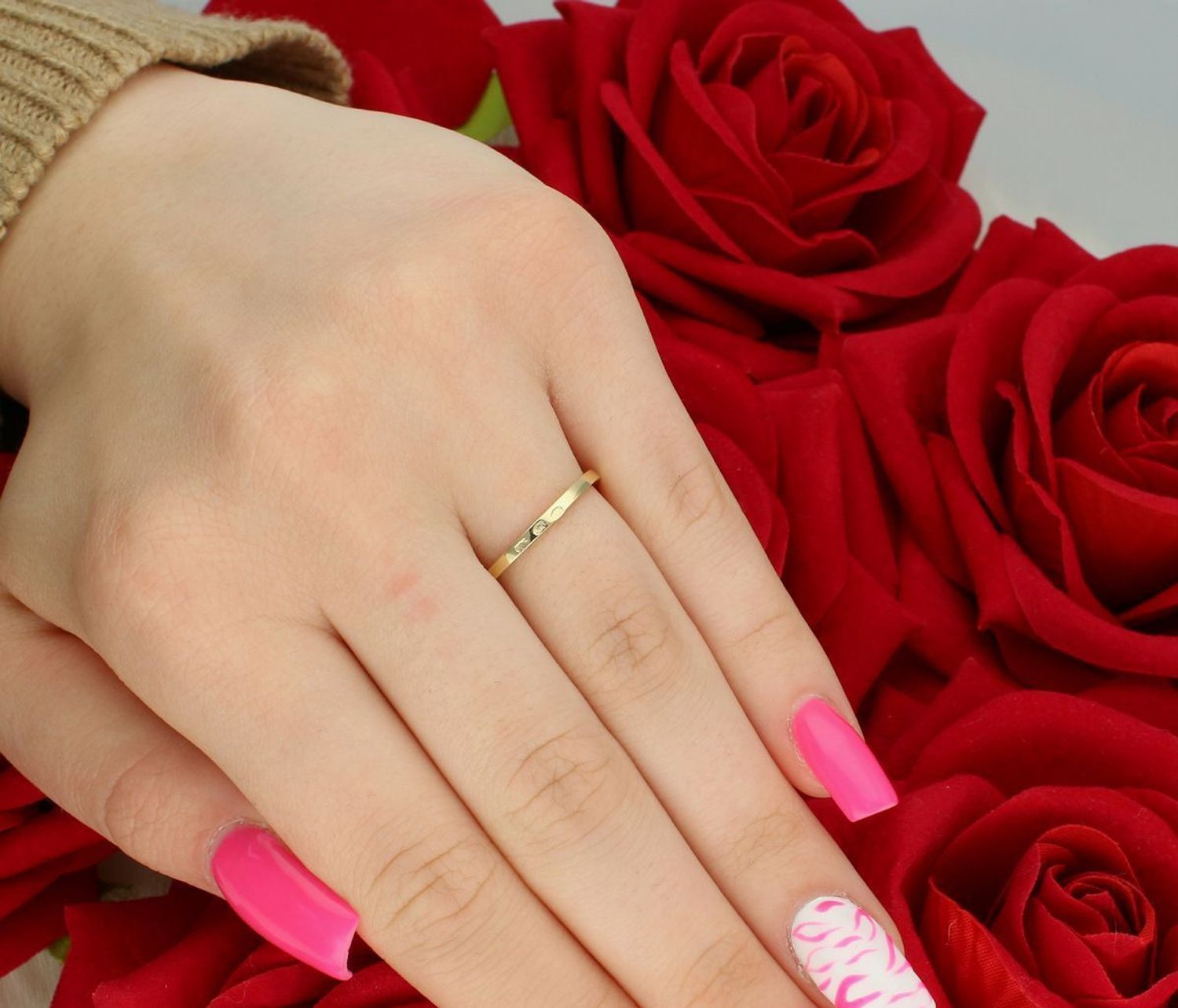 Złoty pierścionek damski DIA-PRS-13294-585 z owalną cyrkonią 7x5 mm. Próba 585, waga około 1,50 g, szerokość szyny 2 mm. Subtelna elegancja na każdą okazję.1.jpg