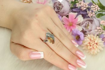 Srebrny pierścionek damski 925 DIA-PRS-13366-925 z kamieniem zultanit i markazytami. Ozdobna część 2,0 × 1,3 cm, waga 5,10 g. Elegancja w stylu vintage z wyjątkowym, zmiennobarwnym kamieniem.2.jpg