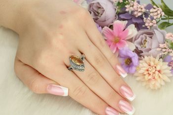 Srebrny pierścionek damski 925 DIA-PRS-13366-925 z kamieniem zultanit i markazytami. Ozdobna część 2,0 × 1,3 cm, waga 5,10 g. Elegancja w stylu vintage z wyjątkowym, zmiennobarwnym kamieniem.3.jpg