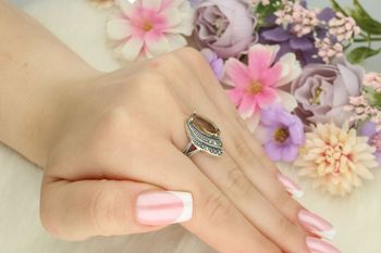 Srebrny pierścionek damski 925 DIA-PRS-13366-925 z kamieniem zultanit i markazytami. Ozdobna część 2,0 × 1,3 cm, waga 5,10 g. Elegancja w stylu vintage z wyjątkowym, zmiennobarwnym kamieniem.4.jpg