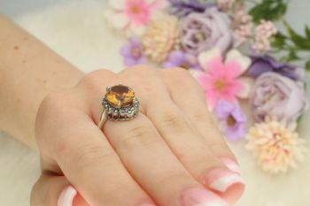 Unikalny srebrny pierścionek z zultanitem zmieniającym kolor i markazytami. Waga 5,10 g. Ozdoba o wymiarach 2,0 x 1,4 cm. Model DIA-PRS-13367-925 – wyjątkowa biżuteria z duszą.4.jpg